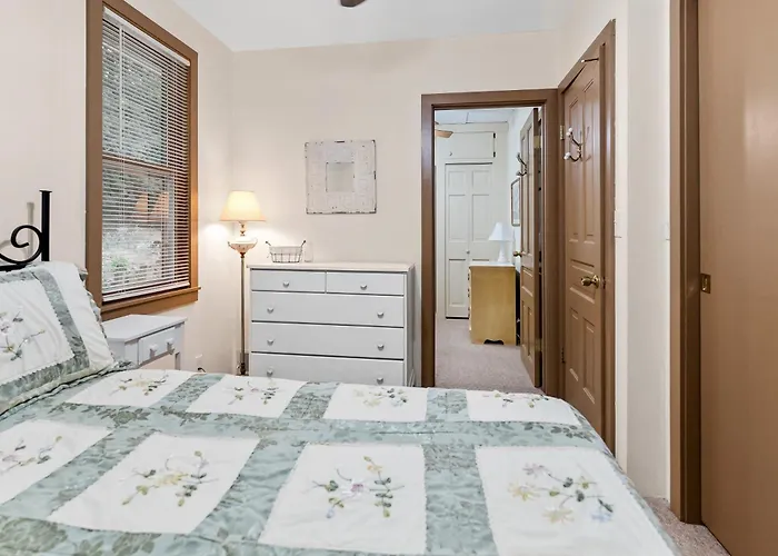 The Bott Cott: Cozy 3-Bedroom Retreat In Grand Haven